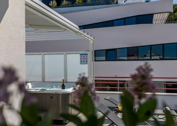 Seaside Penthouse With Hot Tub Sky Living